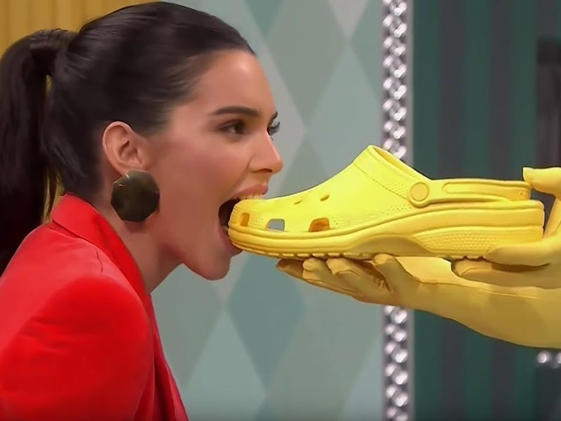 اضغط لمشاهدة الفيديو: كيندال جينر تأكل حذاءً مباشرة على الهواء!